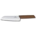 Cutit Bucatarie Victorinox, Swiss Modern Santoku, Lama Gofrata 17cm, Lemn Nuc, Cutie Cadou Cutit Bucatarie Victorinox, Swiss Modern Santoku, Lama Gofrata 17cm, Lemn Nuc, Cutie Cadou
